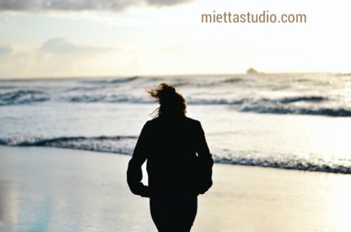 Egyéni családállítás – amikor már nem elég beszélni róla. Intim térben, mély belső munkával dolgozunk a családi minták felismerésén és feloldásán.